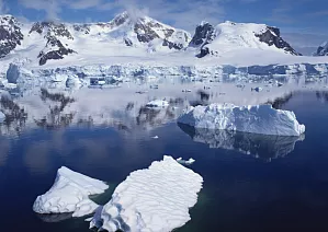 雪山下漂浮在水面的冰雪